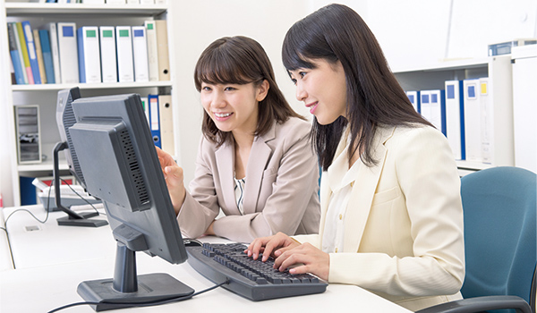 企業の成長に不可欠なIT知識を学び、その活用術の修得や各種資格の取得をめざす。