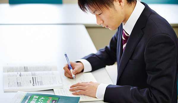 公共団体でいきる経営学とマネジメント力を身につけ、公務員試験合格をめざす。