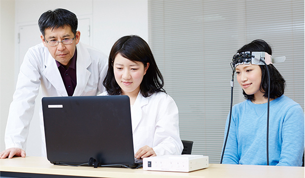 知覚や認知、記憶など、こころをつかさどる活動を科学的に探究する。