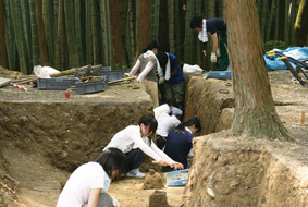 考古調査の実践を通じて、実社会に役立つスキルを磨く。