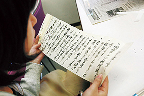 美術品や壁画の模写、古文書の取り扱いを体験する
