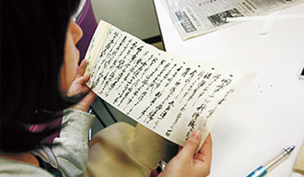 美術品や壁画の模写、古文書の取り扱いを体験する