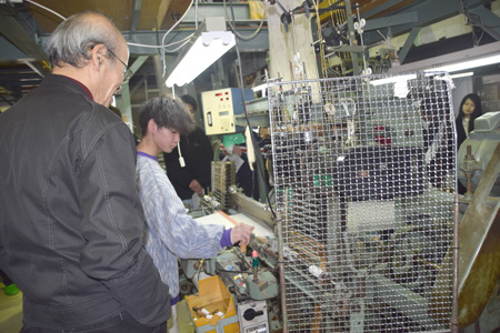 画像：与謝野町織物技術センターでの織機操作体験