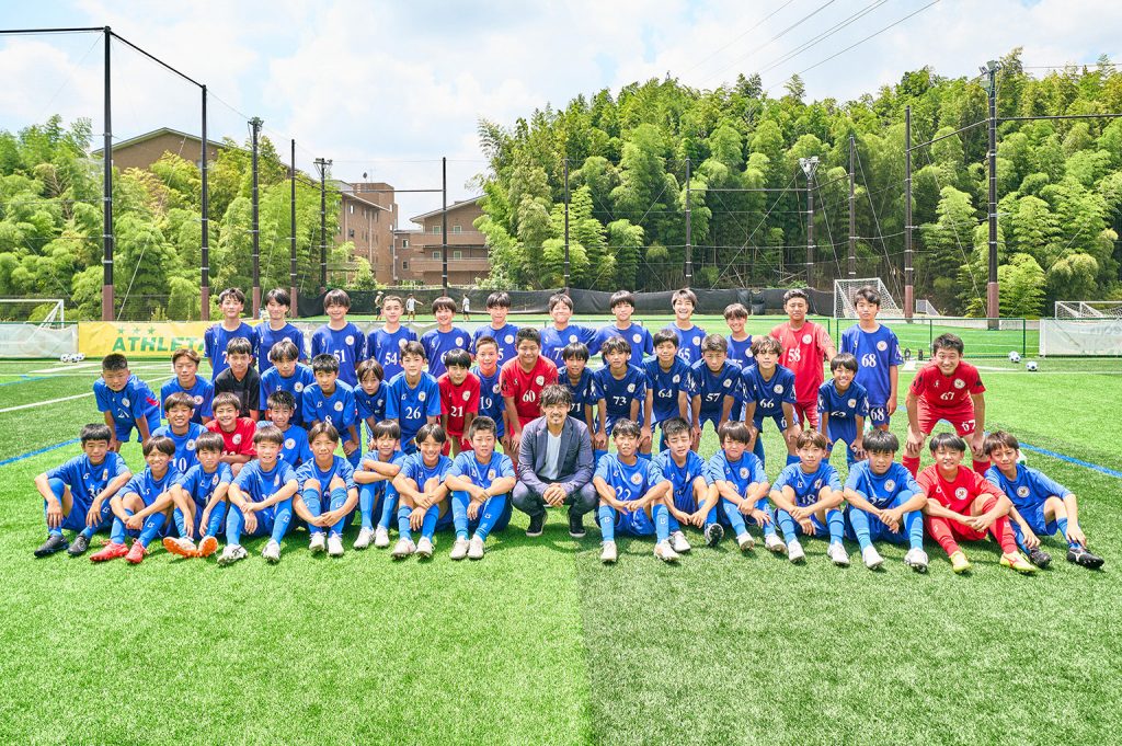 画像：Wizards Football Clubの選手たちと交流する松井大輔さん