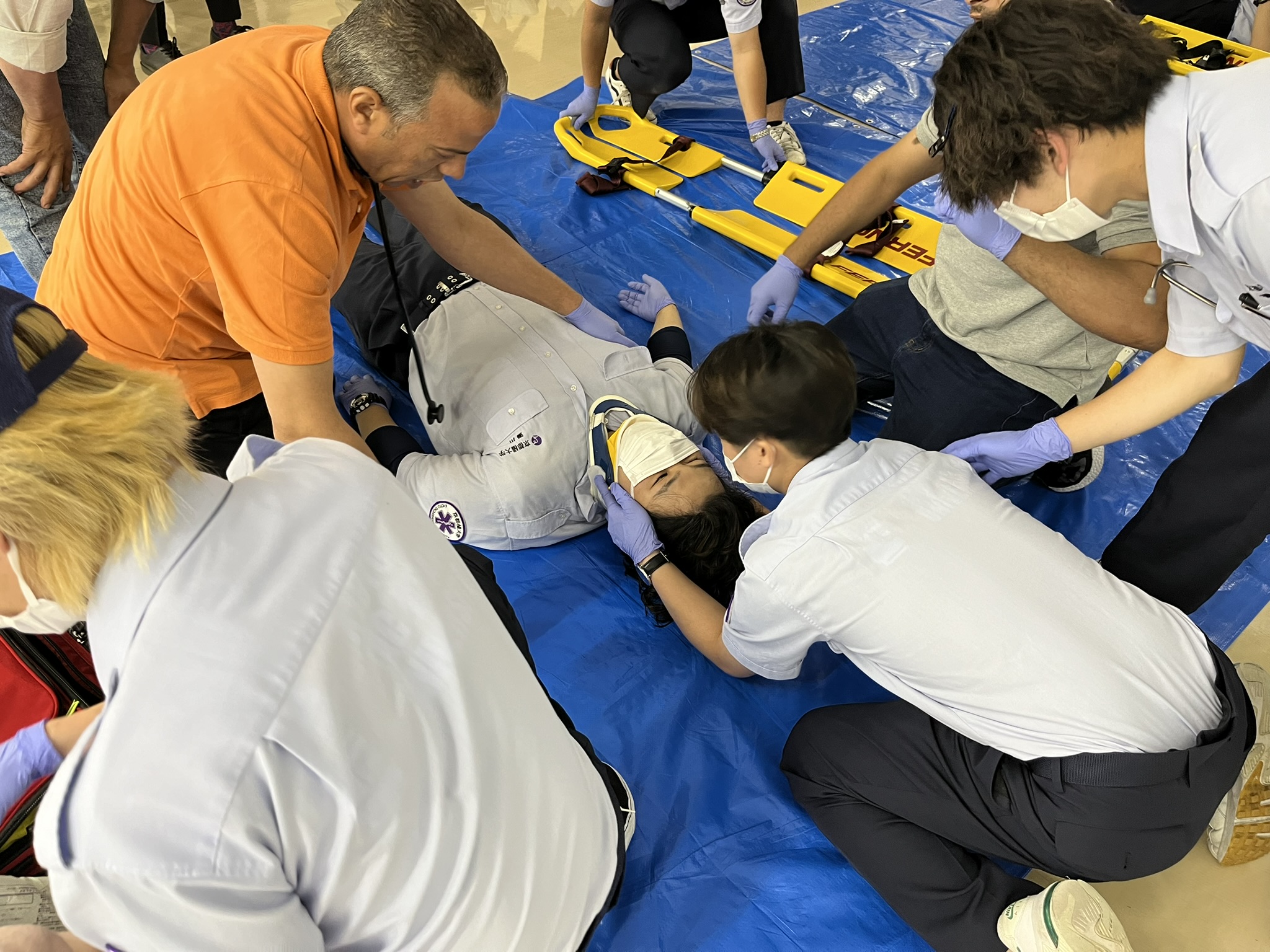 救急救命実習Ⅱで外傷現場のシミュレーションを行いました