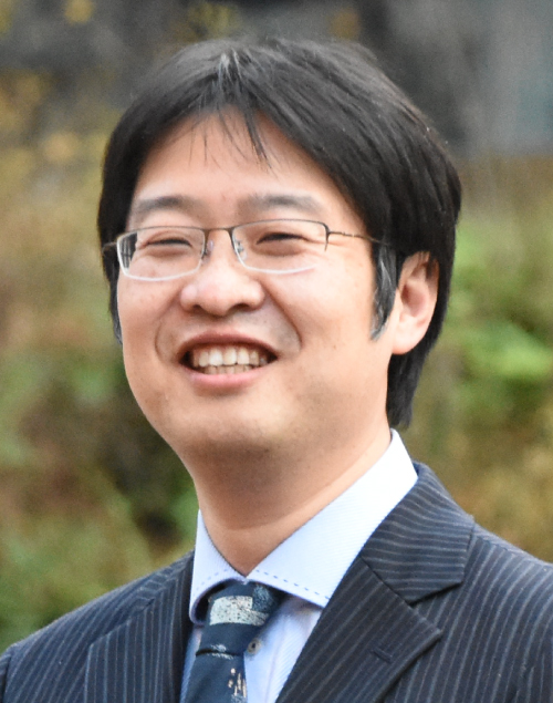 現代ビジネス研究科長 阪本 崇 教授